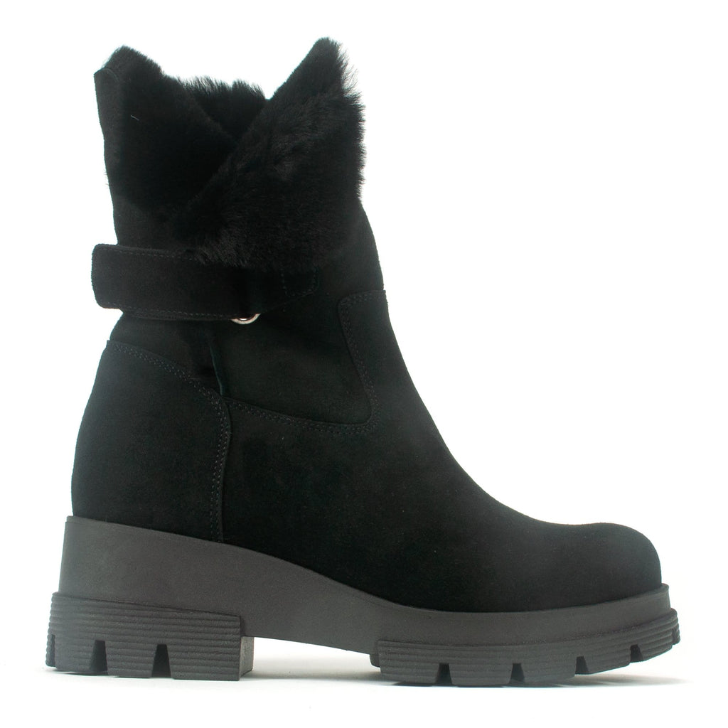 La Canadienne Zendaya Waterproof Suede Boot Womens Shoes Black Suede