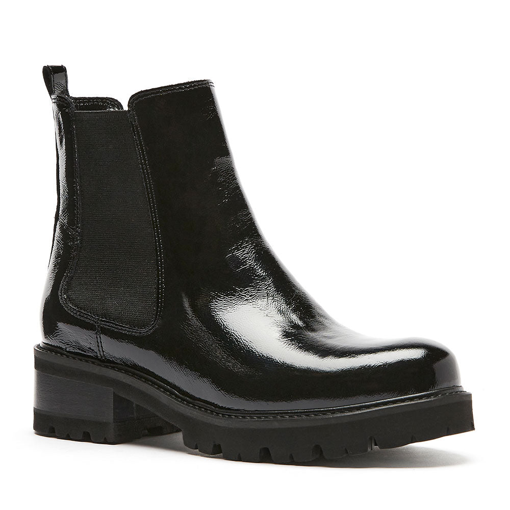 La Canadienne Cosner Chelsea Boot Womens Shoes Black Crinkled Patent