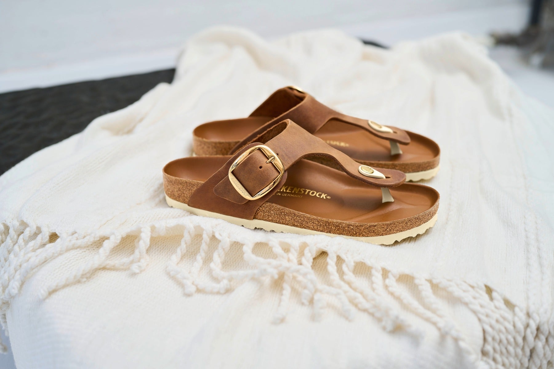 Gizeh thong sandal Birkenstock on textured beige blanket